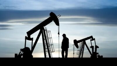 Küresel piyasalarda yaşanan gelişmelere bağlı olarak petrol, haftanın ilk işlem