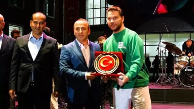 Popçu Sinan Akçıl, Adıyaman'daki etkinlikte hayranlarıyla buluştu ve beğeni topladı.
