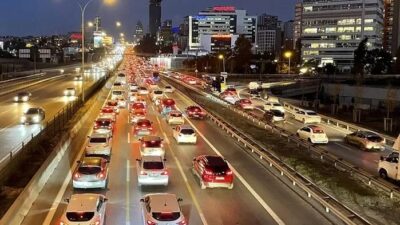 İstanbul'da haftanın üçüncü mesai günü bitiminde trafikte yoğunluk yaşanıyor. İBB'nin