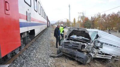Muş’ta yolcu treniyle kamyonetin hemzemin geçitte çarpışması sonucu 1 kişi