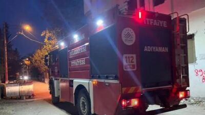 Adıyaman'da hasarlı bir binada çıkan yangın, bölgeye sevk edilen itfaiye