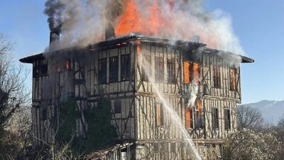 Karabük'ün Safranbolu ilçesinde 150 yıllık konak alevlere teslim oldu. Kullanılamaz