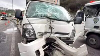 İstanbul Sarıyer’de yağış nedeniyle kayganlaşan yolda sürücüsünün kontrolünden çıkan kamyonet,