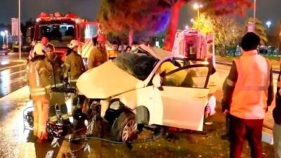 İstanbul'da kontrolden çıkan otomobilin refüjdeki ağaca çarpması sonucu ile meydana