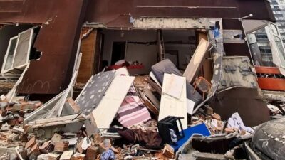 Patlamanın meydana geldiği olay yerinde de incelemede bulunan İstanbul Valisi