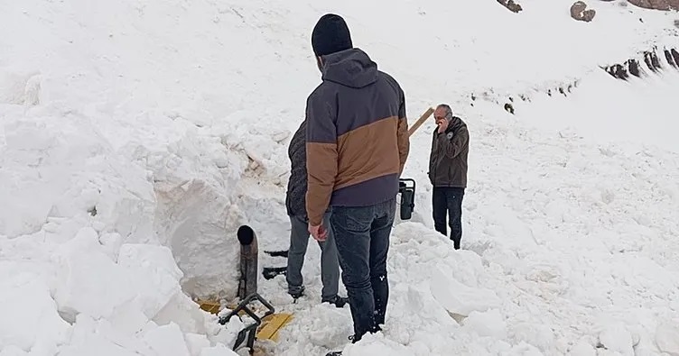 Şırnak'ta yol açma çalışmaları sırasında çığ düştü. Kara gömülen kepçede