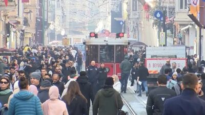İstanbul Beyoğlu'nda yılbaşı hazırlıkları kapsamında Taksim Meydanı’na demir bariyerler getirildi.