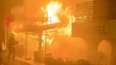 Muğla'nın Bodrum ilçesinde çıkan yangında bir otelin resepsiyonu alevlere teslim