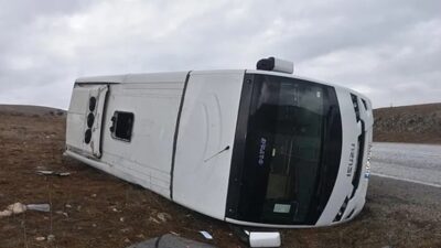 Afyonkarahisar'da feci bir kaza yaşandı. Şarampole devrilen Çinli turistlerin bulunduğu