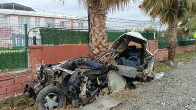 Hatay'da bir iş yerinin duvarı ile palmiye ağacına çarpıp ikiye