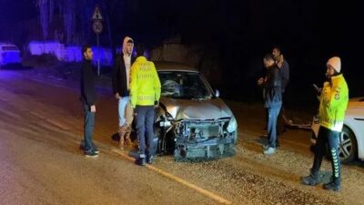 Bursa'da, sürücüsünün direksiyon hakimiyetini yitirdiği otomobil, refüje çarpıp karşı şeride