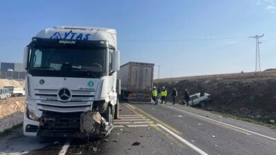 Şanlıurfa - Suruç yolunda tır ile otomobil çarpıştı. Meydana gelen