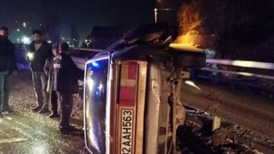 Malatya'nın Hekimhan ilçesinde sürücüsünün direksiyon hakimiyetini kaybeden otomobil bariyere çarparak