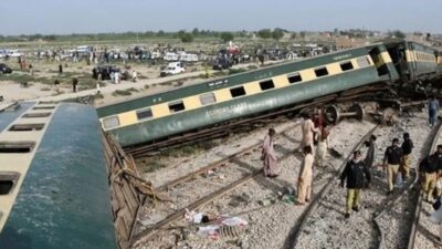 Pakistan'da şehirlerarası sefer yapan yolcu treninin üç vagonu raydan çıktı.
