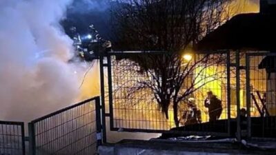İstanbul Beyoğlu’nda bir gecekonduda başlayan yangın, bitişikteki evlere de sıçradı.