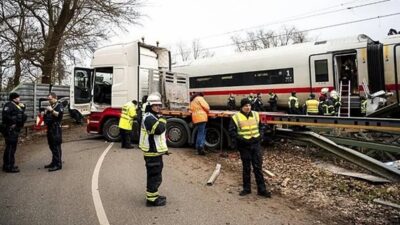 Almanya'nın Hamburg kenti yakınlarında bir yolcu treni ile tırın çarpışması