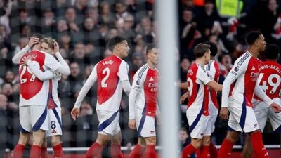 Premier Lig'de zirve yarışında kalmak isteyen Arsenal, Emirates Stadı'nda Manchester