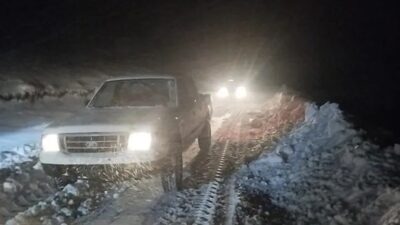 Gümüşhane’de kar yağışı ve tipi nedeniyle köy yolunda mahsur kalan