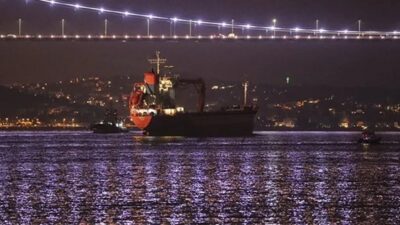 İstanbul Boğazı'nda sis dolayısıyla durdurulan gemi trafiği yeniden normale döndü.
