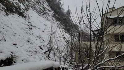 Kastamonu’nun İnebolu ilçesinde dağdan kopan taşlar, caddeye düştü. Heyelan sebebiyle