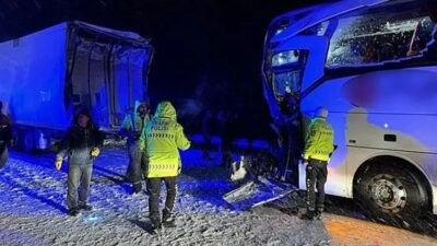 Sivas’ta bir yolcu otobüsü, yoğun kar yağışı nedeniyle kayganlaşan yolda