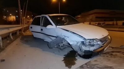 Kırıkkale’de meydana gelen kazada otomobil kontrolden çıkarak bariyerlere girdi. Çarpmanın