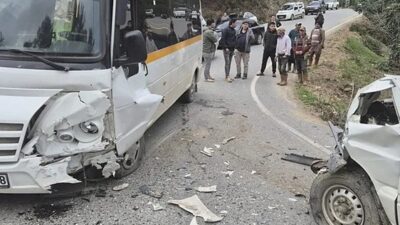 Antalya'nın Gazipaşa ilçesinde öğrenci servisi karşı yönden gelen kamyonetle kafa