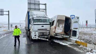 Ağrı’nın Tutak ilçesinde tır ile minibüsün çarpışması sonucu meydana gelen