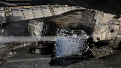 Konya’nın Karapınar ilçesinde tipi ve buzlanma nedeniyle kontrolden çıkan tır