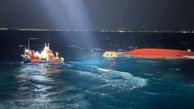 Güney Kore’nin Jeju Adası açıklarında seyreden bir balıkçı teknesi alabora