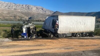 Mersin-Antalya D-400 karayolu üzerinde bulunan Yeşilovacık Işıklı Kavşağı’nda meydana gelen