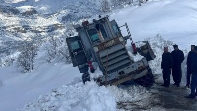 Şırnak'ın Beytüşşebap ilçesinde karla mücadele çalışmaları sırasında iş makinesinin üzerine