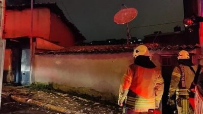 Beyoğlu'nda bilinmeyen bir sebeple çıkan yangın sonucunda gecekondu ev kullanılamaz