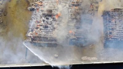 Aydın’ın Söke ilçesindeki bir kağıt fabrikasında atık kağıtların depolandığı alanda