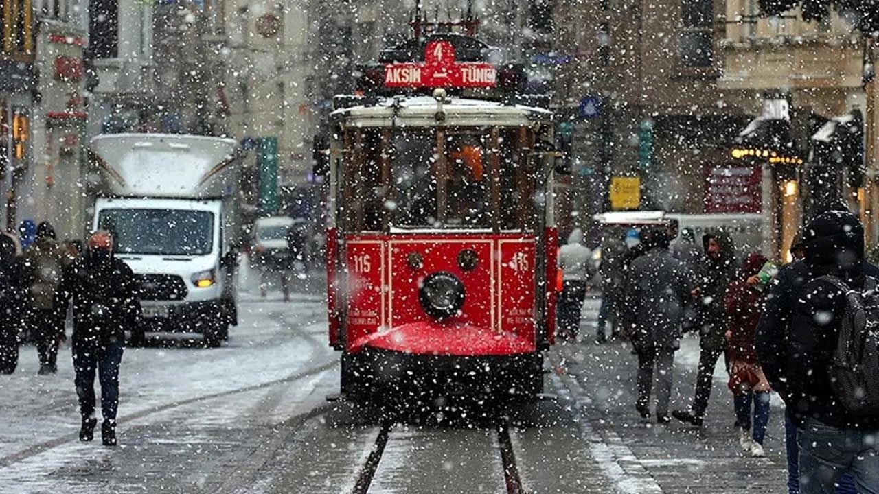 Salı gününden itibaren Marmara'da yağmur, Anadolu'da karla karışık yağmur bekleniyor.