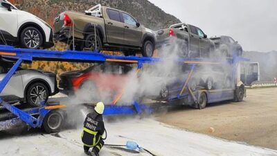 Çorum'da lüks araçları taşıyan bir TIR'da yangın çıktı. Olay, 20