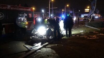 Malatya'da sürücünün kontrolünden çıkan otomobil, refüje çarptıktan sonra devrilip ters