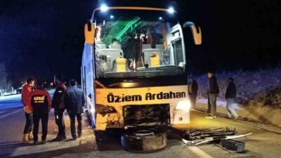 Sivas'ın Suşehri ilçesinde bir yolcu otobüsü ile otomobil çarpıştı. Kazada