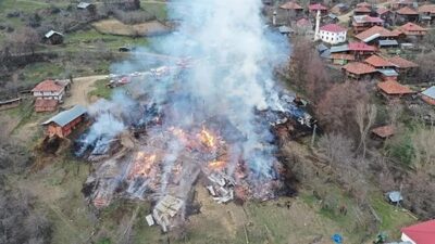 Kastamonu'nun Taşköprü ilçesinde meydana gelen büyük bir yangında, 3 ev,
