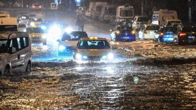 Kentte akşam üzeri şiddetini artıran gök gürültülü sağanak nedeniyle yollarda