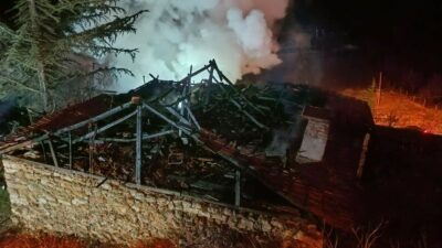 Seyhamamı Mahallesinde bir evde yangın çıktı. İtfaiye ekipleri yangını söndürdü.