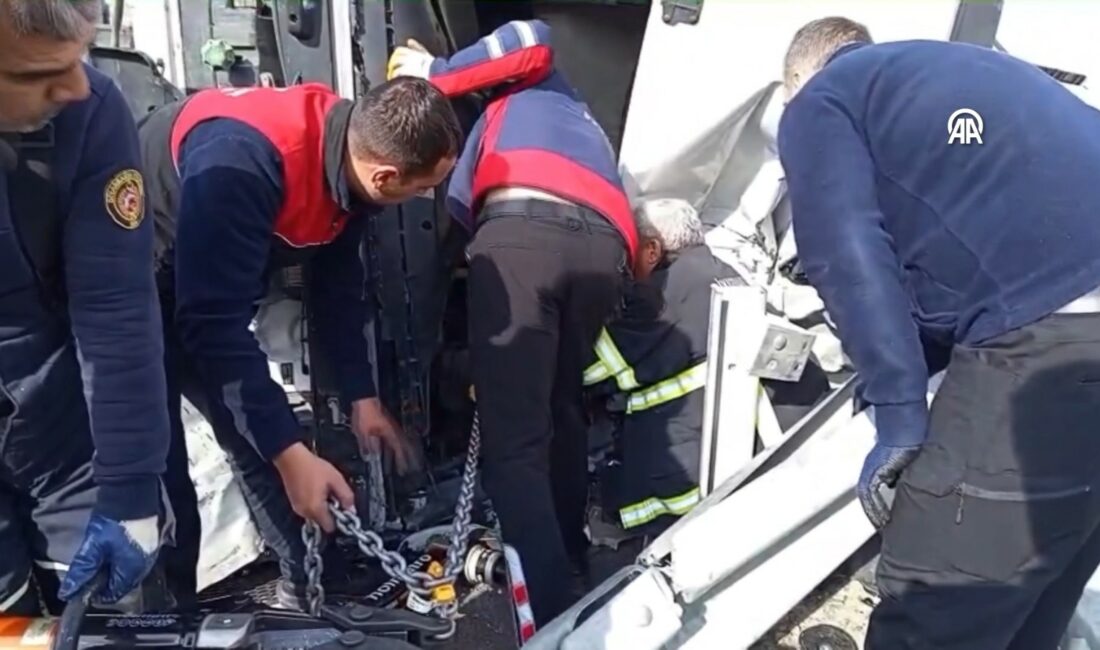 Sürücüsünün kimliği ve plakası henüz öğrenilemeyen meyve ve sebze yüklü