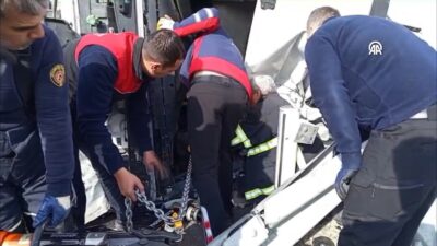 Sürücüsünün kimliği ve plakası henüz öğrenilemeyen meyve ve sebze yüklü