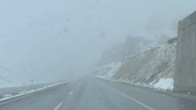 Hakkari'nin Yüksekova ilçesinde karla karışık yağmur ve kar yağışı hayatı