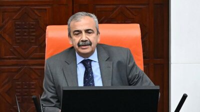 Sırrı Süreyya Önder, geçirdiği kalp rahatsızlığı nedeniyle hastaneye kaldırıldı.  DEM