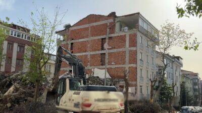 İstanbul Avcılar'da bir binanın yıkımı esnasında bitişik binanın iki odasının