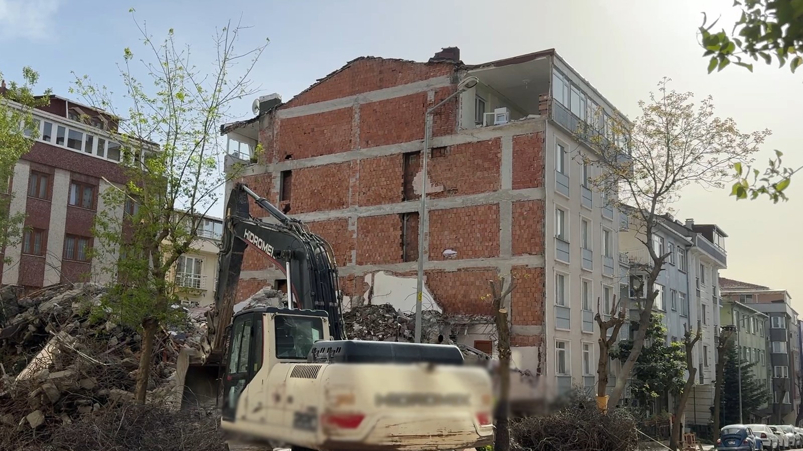 İstanbul Avcılar'da bir binanın yıkımı esnasında bitişik binanın iki odasının