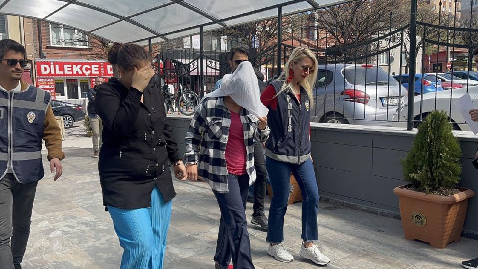 Eskişehir Emniyet Müdürlüğü Asayiş Şube Müdürlüğü ekipleri, aranan şahısların yakalanmasına