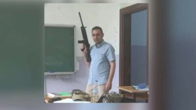 Ankara Atatürk Lisesi müdür yardımcısı Hüseyin Çinkaya’nın elinde tüfekle çekilen