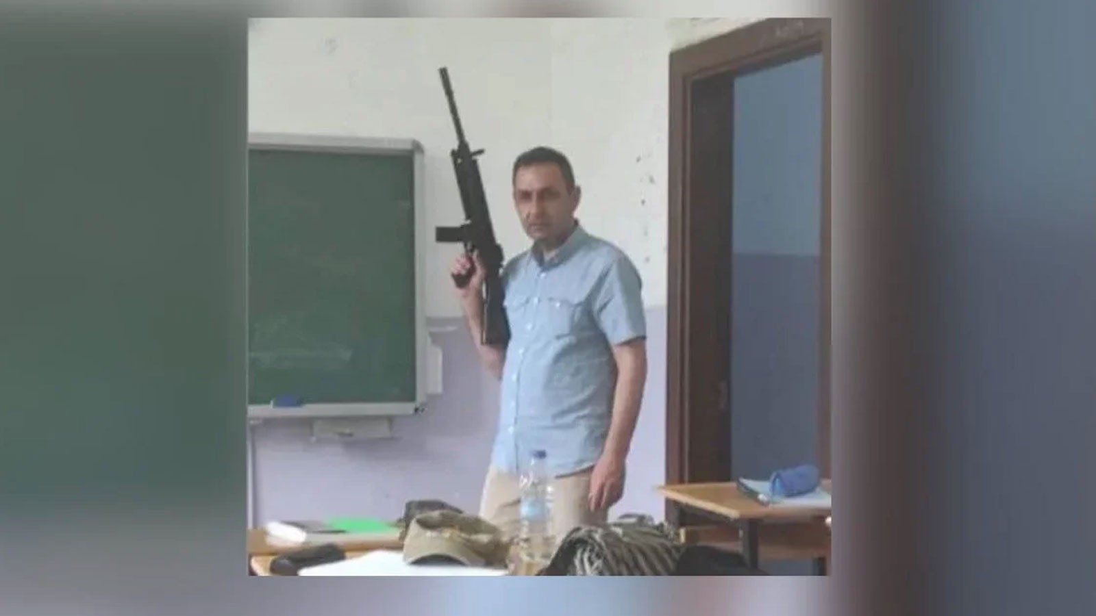 Ankara Atatürk Lisesi müdür yardımcısı Hüseyin Çinkaya’nın elinde tüfekle çekilen